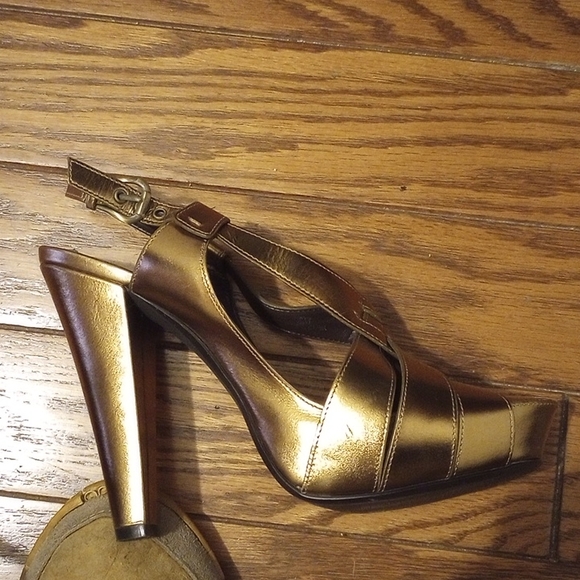 Linea Paola Shoes - Picture 1 of 4